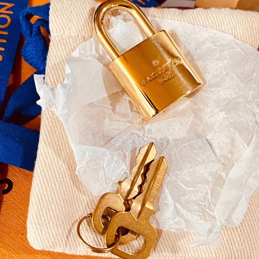 🔐🔐🔐Authentic New Louis Vuitton Lock & Key Set - Picture 3 of 7